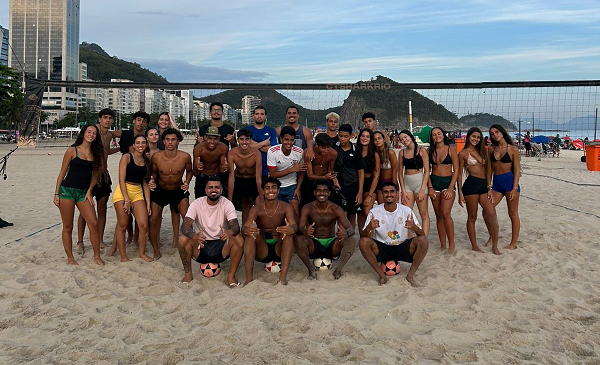 Turma do CT Shark Rio reunida na praia de Copacabana ao pôr do sol