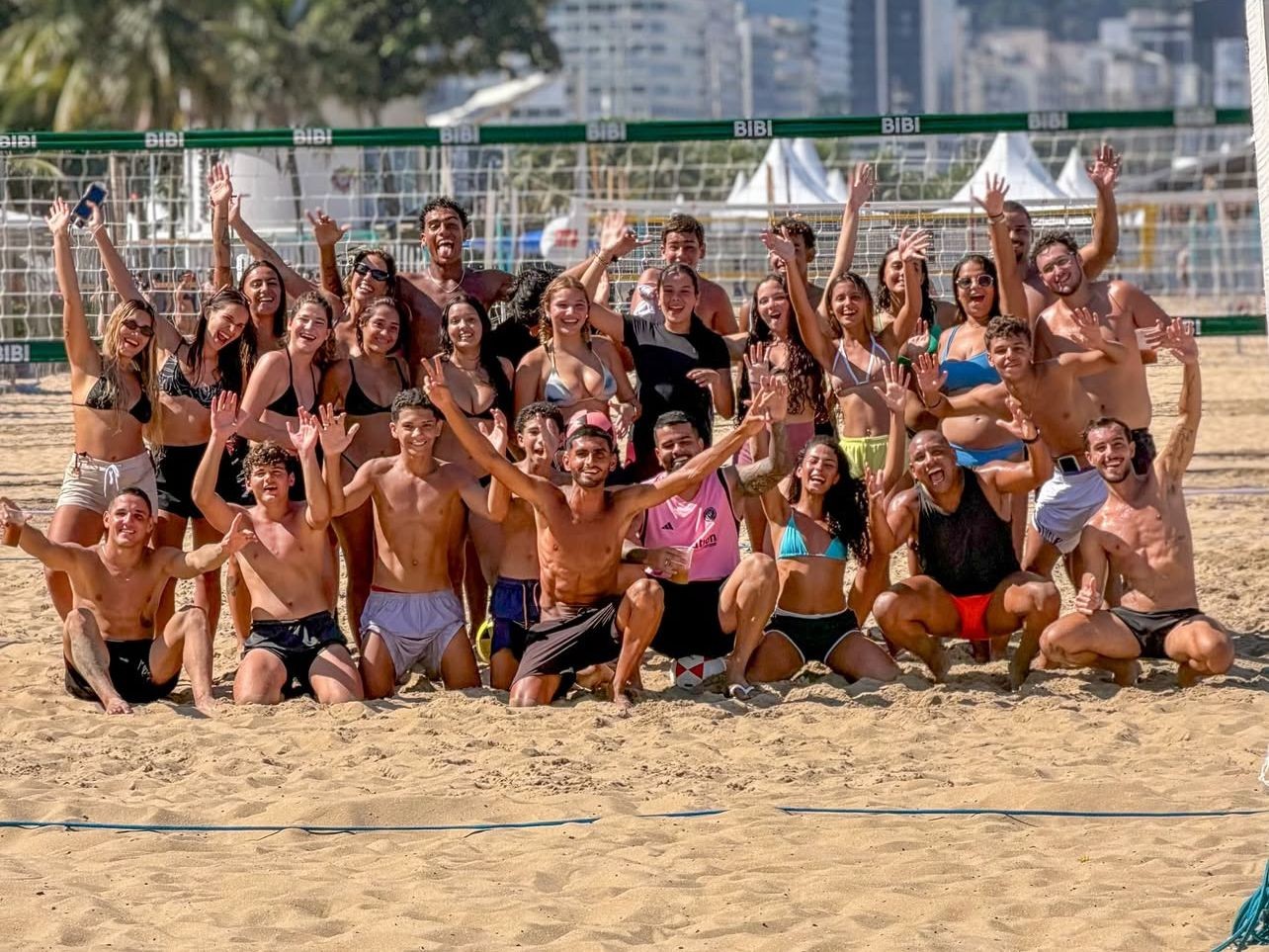 Turma do CT Shark Rio reunida na areia de Copacabana após o treino